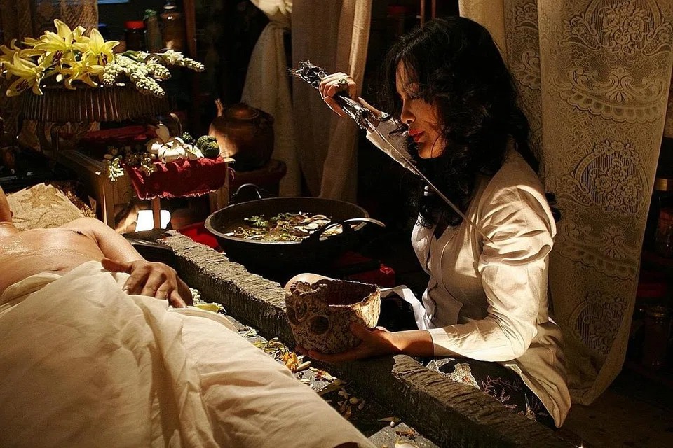 PENCETUS FENOMENA: Filem 'Dukun' yang mengaup kutipan 'box-office' sebanyak RM6.2 juta ($2.1 juta) dalam masa empat hari selepas ia ditayangkan di Malaysia dan Brunei, menimbulkan semula minat terhadap genre seram, lebih-lebih lagi dengan lakonan meyakinkan Datin Umie Aida. - Foto CATHAY CINEPLEX