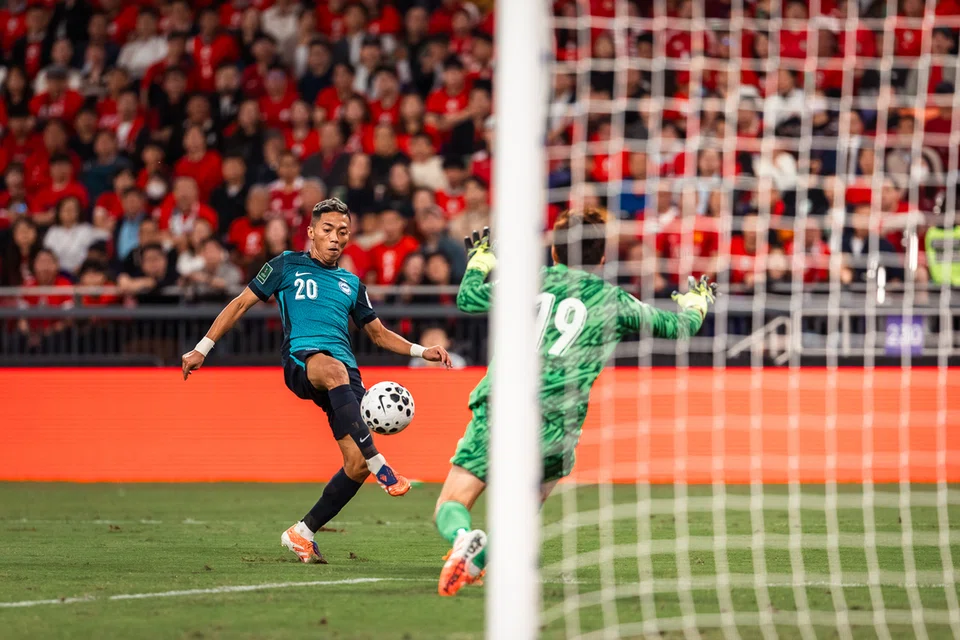 Penyerang Singa, Shawal Anuar (kiri), menjaringkan gol penyamaan menentang Hong Kong di Stadium Kai Tak pada 18 November. Beliau percaya hasil kejayaan mereka ke Piala Asia adalah berkat semangat padu skuad nasional ini, persis sebuah keluarga. 