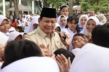 Presiden Prabowo Subianto bersama Kementerian Komunikasi dan Digital mengesahkan Peraturan Pemerintah tentang Tatakelola Penyelenggaraan Sistem Elektronik dalam Pelindungan Anak (PP-TUNAS) pada 28 Mac. Peraturan itu digubal bagi memastikan perlindungan kepada kanak-kanak daripada terdedah kepada kandungan berbahaya di dunia digital yang boleh merosakkan nilai kehidupan generasi muda. Ia juga bertujuan memelihara masa depan kanak-kanak Indonesia agar dapat membesar dalam persekitaran selamat, kreatif, sihat dari segi mental dan fizikal, serta menjadi individu berani, berdikari dan optimis menuju masa depan Indonesia yang cemerlang.