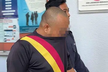 Seorang bapa berusia 35 tahun dijatuhi hukuman penjara lapan bulan oleh Mahkamah Sesyen Kuala Lumpur pada 10 Jun, selepas mengaku salah terhadap empat tuduhan menganiaya dua anaknya dengan menyuruh berjalan itik selama berjam-jam dan memukul menggunakan jaring diikat pada badminton.