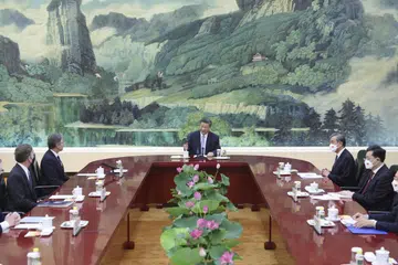 DIPLOMASI CHINA: Presiden China, Encik Xi Jinping (tengah) mengadakan perbincangan dengan Setiausaha Negara Amerika Syarikat, Encik Antony Blinken (dua dari kiri), di Beijing. Gambar merakam Encik Xi duduk di kepala meja yang sekali gus ditafsirkan pengamat sebagai langkah taktikal Beijing untuk menunjukkan siapa bos.