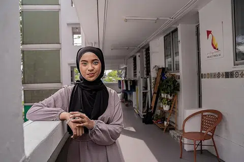 SUMBANGAN DIIKTIRAF: Cik Nur Ain Syakila Zaini telah melalui masa sukar semasa muda dan mahu terus menghulur bantuan kepada golongan kurang bernasib baik. - Foto BH oleh NUR DIYANA TAHA