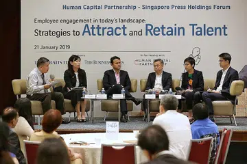 KERJASAMA MODAL INSAN: (Dari kiri) moderator yang juga penyunting eksekutif kanan akhbar The Straits Times, Encik Toh Yong Chuan; Timbalan Rakan Pengurusan Rajah & Tann, Cik Rebecca Chew; Menteri Negara (Tenaga Manusia merangkap Pembangunan Negara), Encik Zaqy Mohamad; Pengerusi dan Ketua Pegawai Eksekutif (CEO) Ascenz Solutions, Encik Chia Yoong Hui; Pengarah Urusan Federal Express Singapore, Cik Audrey Cheong; serta Ketua Khidmat Rundingan Mercer Singapore, Encik Sean Tan, di Forum Kerjasama Modal Insan-Singapore Press Holdings. - Foto BH oleh KEVIN LIM