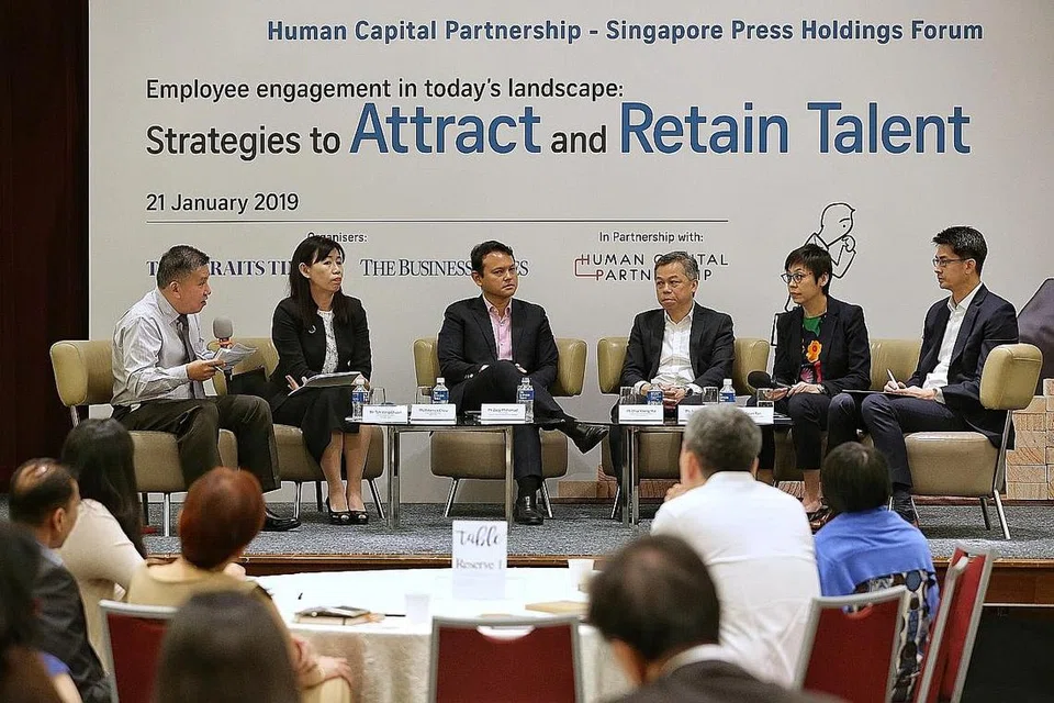 KERJASAMA MODAL INSAN: (Dari kiri) moderator yang juga penyunting eksekutif kanan akhbar The Straits Times, Encik Toh Yong Chuan; Timbalan Rakan Pengurusan Rajah & Tann, Cik Rebecca Chew; Menteri Negara (Tenaga Manusia merangkap Pembangunan Negara), Encik Zaqy Mohamad; Pengerusi dan Ketua Pegawai Eksekutif (CEO) Ascenz Solutions, Encik Chia Yoong Hui; Pengarah Urusan Federal Express Singapore, Cik Audrey Cheong; serta Ketua Khidmat Rundingan Mercer Singapore, Encik Sean Tan, di Forum Kerjasama Modal Insan-Singapore Press Holdings. - Foto BH oleh KEVIN LIM