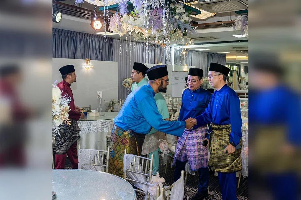 KOMITMEN DIHARGAI: Profesor Madya Dr Muhammad Faishal Ibrahim (kanan) beramah mesra dengan para tetamu semasa sambutan Hari Raya bagi para kadi dan naib kadi pada Jumaat.