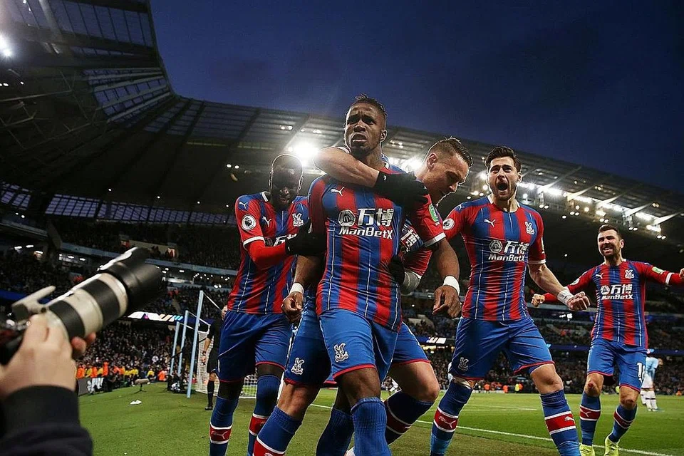 CITY SERI: Pemain Crystal Palace Wilfried Zaha meraikan dengan rakan sepasukan selepas pemain Manchester City, Fernandinho, menjaringkan gol sendiri. Perlawanan berakhir 2-2. - Foto REUTERS