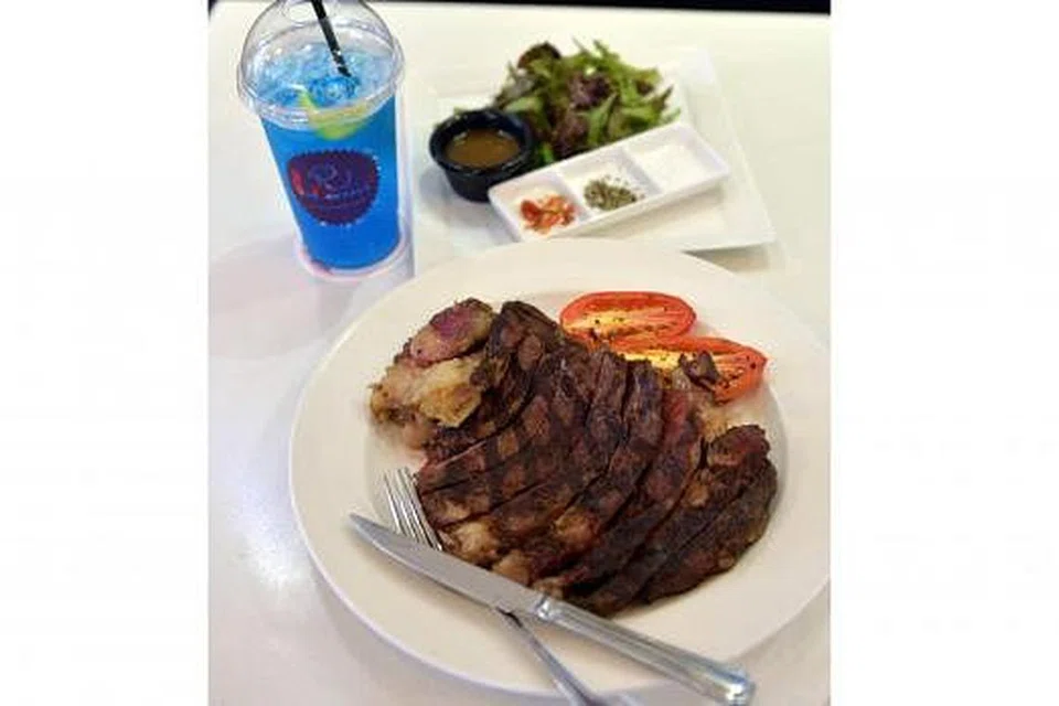 SAJIAN ISTIMEWA: Inilah stik 'cote-de-boeuf'. Minuman 'The Royals Blue Lemonade' melengkapi sajiah. 