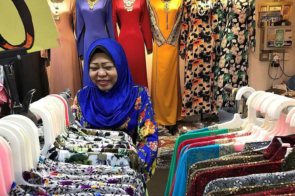TAMBAH SELESA DAN BERSIH: Cik Sadiah Hamid, pengendali gerai menjual baju wanita Zshan, mengatakan bahawa ramai pelanggan gembira pengalihudaraan pasar Geylang Serai semakin baik. - Foto-foto SITI AISYAH NORDIN
