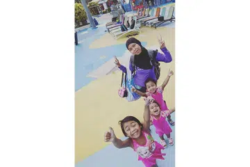 TEROKA KEGIATAN: Cik Nur Diyana Taha bersama anak-anaknya Haifa Daniya Mohd Haarifan, enam tahun, Hilya Dahlia, empat tahun dan Hifza Dalilah, dua tahun. Beliau antara ibu bapa yang kian sibuk mencari acara dan kegiatan bagi tiga anak perempuannya itu, yang berusia dua hingga enam tahun. - Foto ihsan NUR DIYANA TAHA