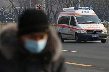 MASIH MENULAR: Sebuah ambulans kelihatan di jalan raya Beijing pada 7 Februari lalu. Jumlah kes jangkitan koronavirus baru di China kini mencecah 31,774.