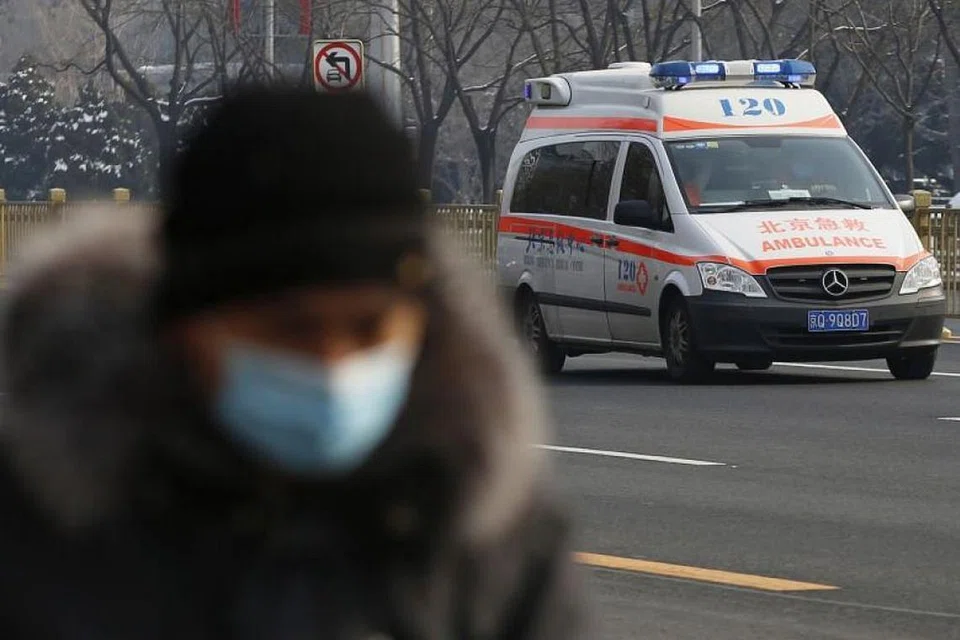 MASIH MENULAR: Sebuah ambulans kelihatan di jalan raya Beijing pada 7 Februari lalu. Jumlah kes jangkitan koronavirus baru di China kini mencecah 31,774.