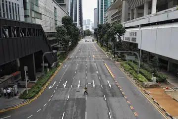 JALAN RAYA SEPI: Sedang orang ramai bekerja dari rumah, Shenton Way, kawasan laluan utama di pusat bandar juga sepi dari kesesakan lalu lintas.