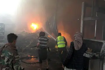 Anggota bomba memadamkan kebakaran di sebuah kilang di Sanaa, Yaman, pada 4 Oktober 2026, selepas serangan udara yang didakwa dilancarkan Arab Saudi. Houthi mendakwa serangan ke atas kilang menghasilkan bahan busa itu mencederakan tiga orang, ketika pertempuran antara kedua-dua pihak semakin memuncak.