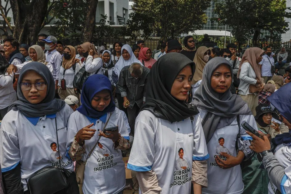 CALON NAIB PRESIDEN: Para penyokong memakai kemeja-T dengan gambar Encik Gibran Rakabuming Raka yang juga anak sulung Presiden Joko Widodo yang dikatakan antara calon naib presiden paling kuat untuk digandingkan bersama Encik Prabowo Subianto atau Encik Ganjar Pranowo bagi menghadapi pilihan raya presiden tahun 2024.