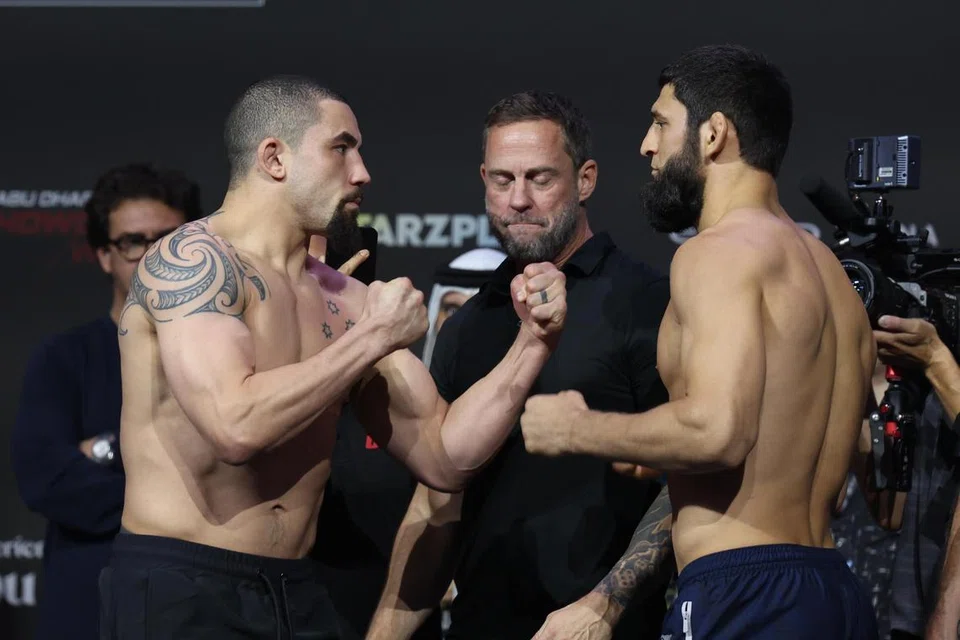 Robert Whittaker dari Australia (kiri) ditewaskan Khamzat Chimaev dari Russia menerusi pertandingan kalah mati teknikal (TKO) pada 27 Oktober.
