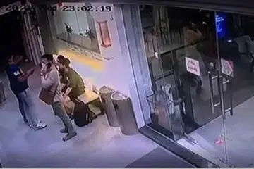 AKHIRNYA DIBERKAS: Kededua suspek, Pi Jiapeng dan isterinya, Pansuk Siriwapa, seorang warga Thailand, telah diberkas dan dikawal dua pegawai polis berpreman di hotel bajet ini yang terletak di Skudai, Johor Bahru.