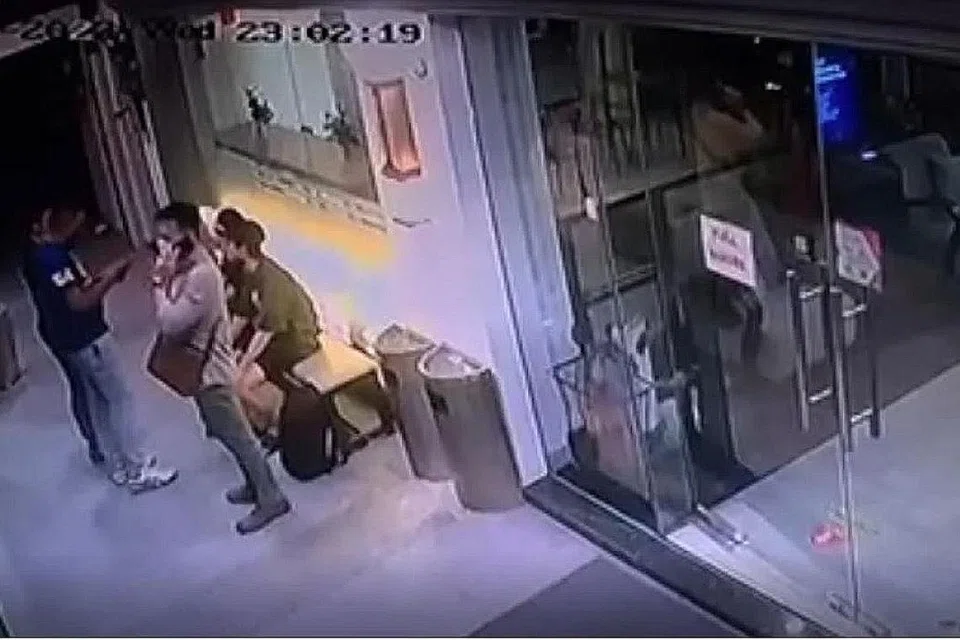 AKHIRNYA DIBERKAS: Kededua suspek, Pi Jiapeng dan isterinya, Pansuk Siriwapa, seorang warga Thailand, telah diberkas dan dikawal dua pegawai polis berpreman di hotel bajet ini yang terletak di Skudai, Johor Bahru.