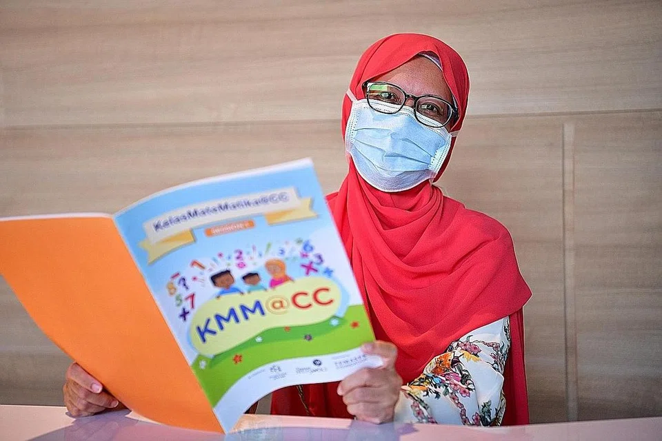 BIMBING KANAK-KANAK DAN IBU BAPA: Cik Idawati memulakan perjalanannya sebagai fasilitator kanak-kanak pada tahun 2019 sebelum bertukar menjadi fasilitator untuk ibu bapa pada tahun 2021 di bawah program KMM. - Foto MENDAKI