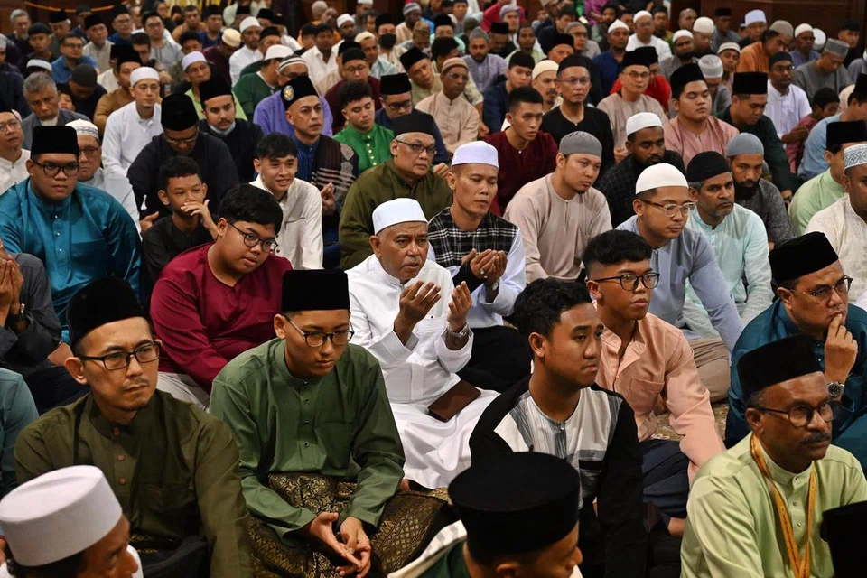 Jemaah memenuhi ruang di Masjid Omar Kampong Melaka bagi menunaikan solat Aidilfitri pada 10 April.