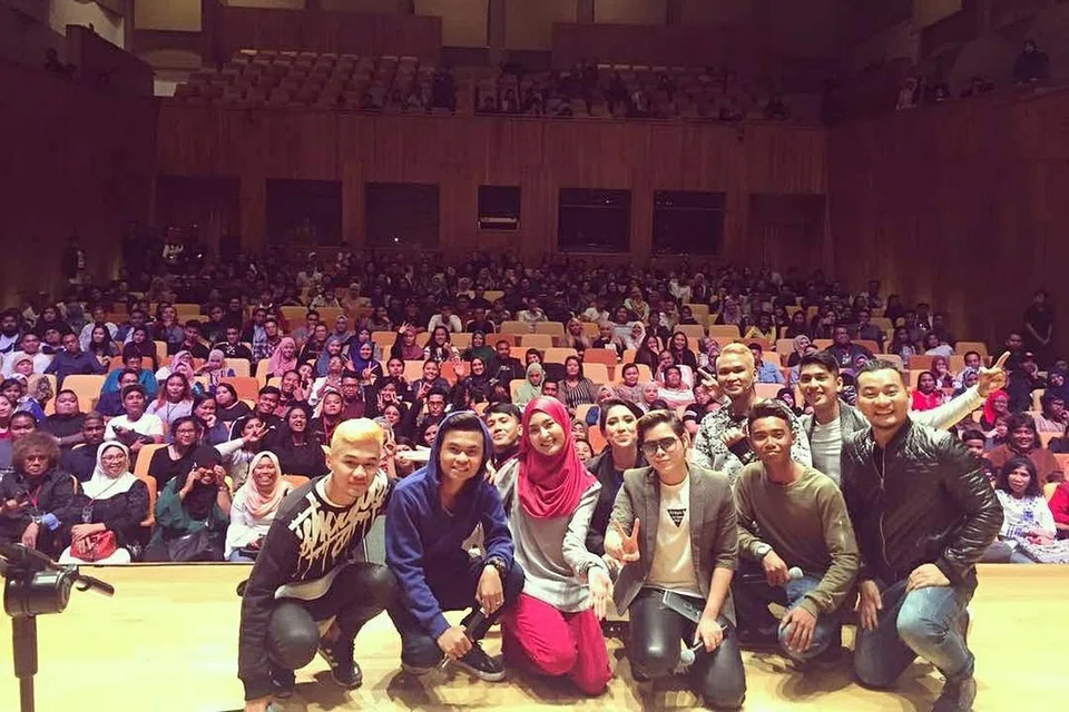 LAGU JIWA-JIWA PIKAT JIWA: Meskipun ini merupakan konsert kumpulan Baron Bros, ia tetap menyatukan bakat lain seperti Chomel (berkaca mata hitam), Tajul (dua dari kiri), Wany Hasrita (bertudung), Nisha (empat dari kiri) dan Jumali (barisan pertama, dua dari kanan). - Foto BARON BROS