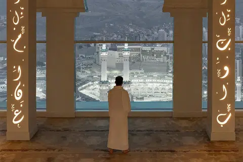 PEMANDANGAN MEMUKAU: Pengunjung hotel mewah Address Jabal Omar Makkah dapat beribadah di ruang solat tertinggi dunia sambil menikmati panorama sekitar Makkah.