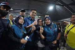 BERSAMA PENYOKONG: Pengundi di Gombak mempunyai tanggapan berbelah bagi tentang Datuk Azmin (tiga dari kanan) yang bertanding bagi kerusi Parlimen itu ekoran Langkah Sheraton pada Februari 2020. - Foto FACEBOOK AZMIN ALI