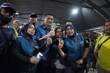 BERSAMA PENYOKONG: Pengundi di Gombak mempunyai tanggapan berbelah bagi tentang Datuk Azmin (tiga dari kanan) yang bertanding bagi kerusi Parlimen itu ekoran Langkah Sheraton pada Februari 2020. - Foto FACEBOOK AZMIN ALI