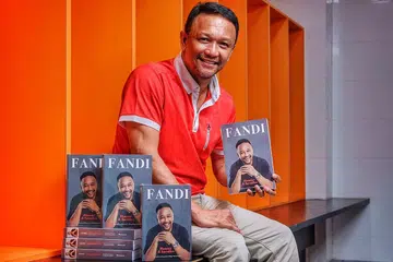 KISAH KEHIDUPAN DIBUKUKAN: Fandi Ahmad akan melancarkan buku biografi berjudul Fandi: Honour & Sacrifice hari ini bersempena dengan hari lahirnya yang ke-60. - Foto-foto BM oleh KHALID BABA
