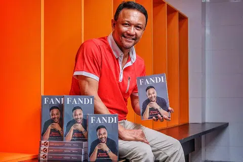 KISAH KEHIDUPAN DIBUKUKAN: Fandi Ahmad akan melancarkan buku biografi berjudul Fandi: Honour & Sacrifice hari ini bersempena dengan hari lahirnya yang ke-60. - Foto-foto BM oleh KHALID BABA