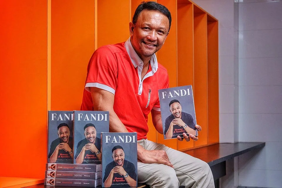KISAH KEHIDUPAN DIBUKUKAN: Fandi Ahmad akan melancarkan buku biografi berjudul Fandi: Honour & Sacrifice hari ini bersempena dengan hari lahirnya yang ke-60. - Foto-foto BM oleh KHALID BABA