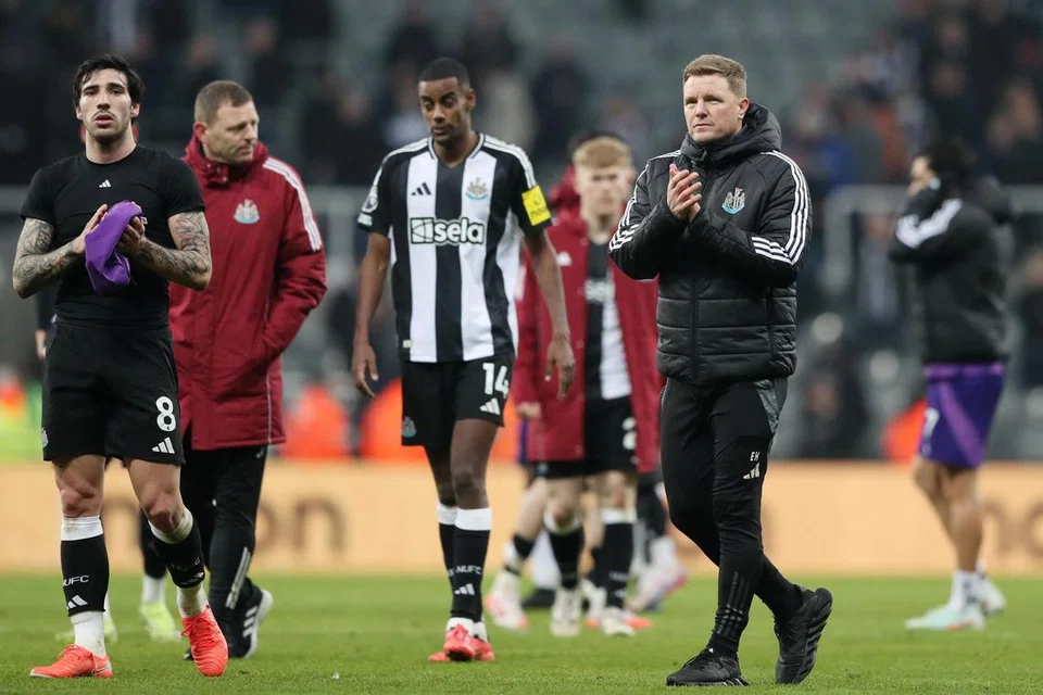 Jika Newcastle memenangi Piala Carabao, pengurus Eddie Howe (kanan) dan anak buahnya, termasuk Alexander Isak (kiri), akan menyandang status legenda kerana menamatkan kemarau pila panjang kelab itu.  