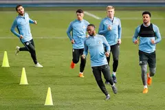 PERLU BANGKIT: Selepas melalui minggu yang mengecewakan, barisan pemain City termasuk bintang penyerang England, Raheem Sterling (depan), perlu bangkit apabila mereka bertandang ke padang Spurs esok. - Foto REUTERS