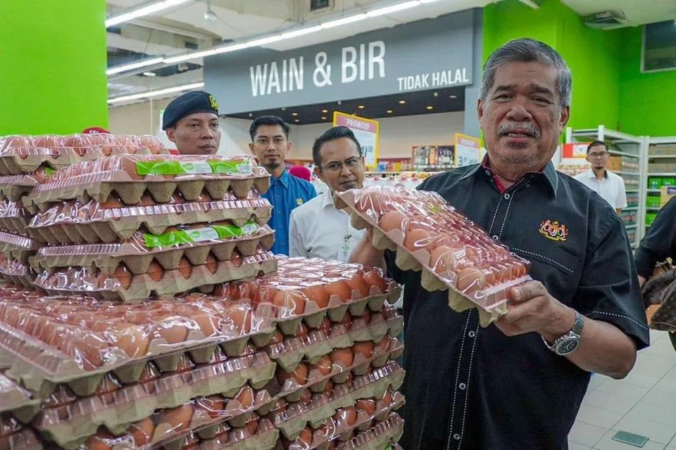 TIDAK LAGI DIKAWAL: Menteri Pertanian dan Keterjaminan Makanan Malaysia, Datuk Seri Mohamad Sabu (kanan), akan membuat pengumuman terperinci dalam tempoh dua minggu selepas Perdana Menteri merangkap Menteri Kewangan Malaysia, Datuk Seri Anwar Ibrahim, mengumumkan harga siling sementara ayam dan telur ayam dijangka ditamatkan bagi memastikan keterjaminan bekalan tersebut di pasaran.