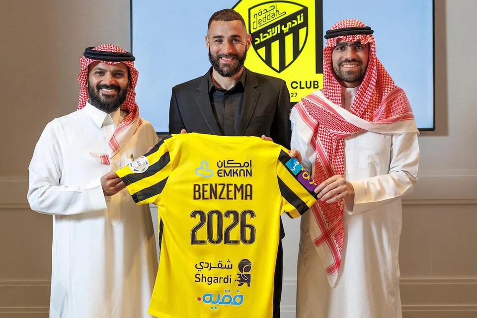 CABARAN BARU: Selepas meninggalkan Real Madrid, Karim Benzema (tengah) menyarung pula jersi nombor sembilan Al-Ittihad, juara Liga Profesional Saudi.