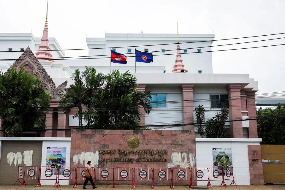 Seorang wanita berjalan melepasi Kedutaan Diraja Kemboja selepas Thailand memanggil pulang dutanya dari Kemboja dan mengumumkan akan mengusir duta Kemboja, susulan insiden periuk api yang mencederakan anggota tentera Thai serta pertempuran terbaharu di kawasan sempadan yang dipertikaikan antara kedua-dua negara, di Bangkok, Thailand, 24 Julai 2025. 