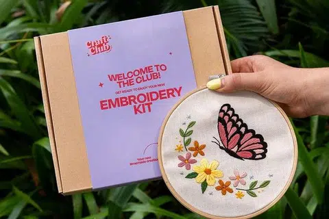 Kit sulaman mesra pemula ‘Blushing Butterfly’ ($33), dilengkapi dengan kain siap dicetak corak, gelung buluh, benang sulaman, jarum, serta panduan langkah demi langkah.