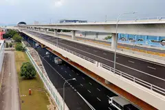 Jejambat Tuas menghubungkan Tuas Road ke Tuas West Road sepanjang 4.8 kilometer. Kira-kira 9 meter di atasnya, kelihatan sambungan MRT Tuas West yang bakal siap.