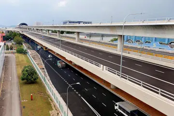 Jejambat Tuas menghubungkan Tuas Road ke Tuas West Road sepanjang 4.8 kilometer. Kira-kira 9 meter di atasnya, kelihatan sambungan MRT Tuas West yang bakal siap.