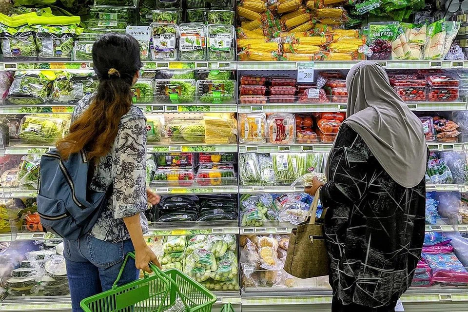 KIAN NAIK: Barangan keperluan semakin menyaksikan kenaikan harga dan tidak diketahui secara pasti sejauh mana ekonomi akan semakin terjejas. - Foto fail