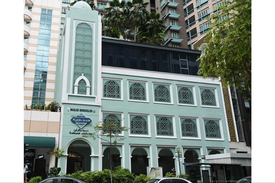 TERSERGAM INDAH: Fasa pertama peningkatan Masjid Bencoolen, yang bermula akhir 2019, telah selesai, membolehkan ia dibuka semula Khamis lalu, walaupun tidak sepenuhnya. Semalam masjid itu mengadakan solat Jumaat pertamanya bagi sekitar 600 jemaah yang dibahagikan kepada dua sesi. - Foto-foto BH oleh KHALID BABA