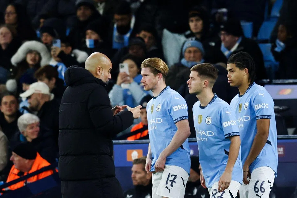 Pengurus Manchester City, Pep Guardiola (kiri) memberi arahan kepada Kevin De Bruyne, James McAtee dan Jahmai Simpson-Pusey ketika aksi Liga Juara-Juara di Stadium Etihad, Manchester. 