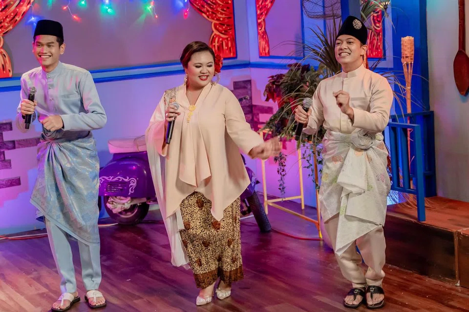 TIGA BAKAT SUARA 3.0: (Dari kiri) Haziq, Rose Jeff dan Rizuan, yang merupakan tiga pemenang utama peraduan WGS, Suara 3.0. diberi pendedahan menjayakan rancangan Hari Raya.