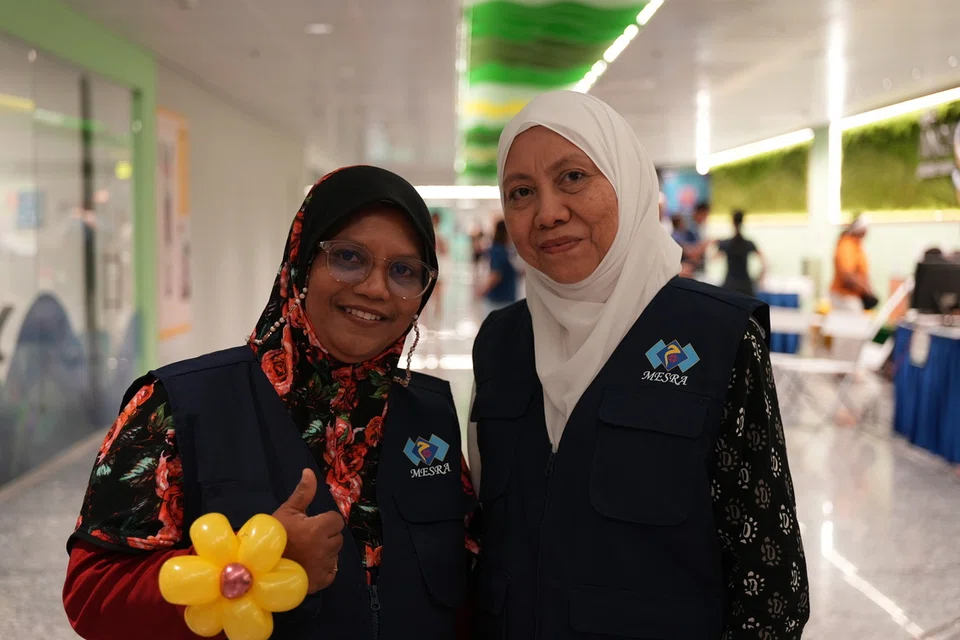 Cik Nafisah K Abdulla (kiri) dan Cik Rubiah Salikan merupakan antara 30 sukarelawan perintis yang dilatih di bawah program Duta Kesihatan Masyarakat PA Mesra untuk menggalak amalan gaya hidup sihat dalam kalangan masyarakat Melayu/Islam.