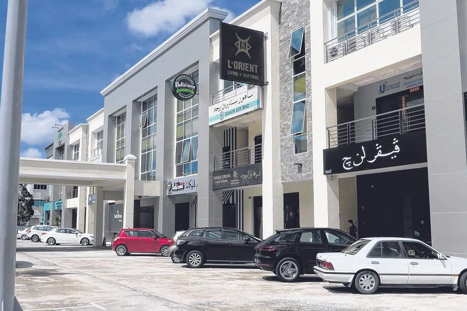 TEMPAT LEPAK: Inilah wajah kedai-kedai 'hipster' di kawasan Kiulap yang serupa kawasan Bussorah Street-Haji Lane. - Foto NURUL AIN RAZALI