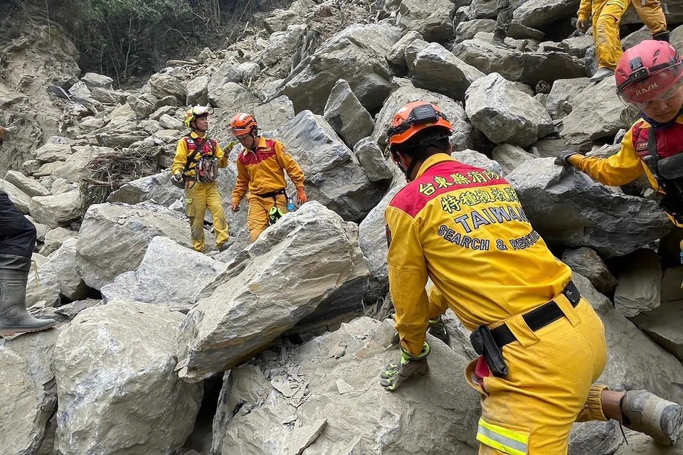 Gambar yang diedarkan oleh Pusat Operasi Kecemasan Pusat Taiwan pada 5 April menunjukkan pasukan penyelamat gigih melaksanakan tugas di Taman Negara Taroko selepas gempa bumi di Hualien, Taiwan.