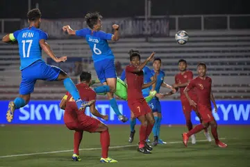 Jacob Mahler (tengah, jersi biru) melonjak tinggi namun tandukannya gagal menembusi gawang Indonesia dalam kekalahan Singapura 0-2 menentang Indonesia di Stadium Memorial Rizal malam ini. - Foto BH oleh MARK CHEONG