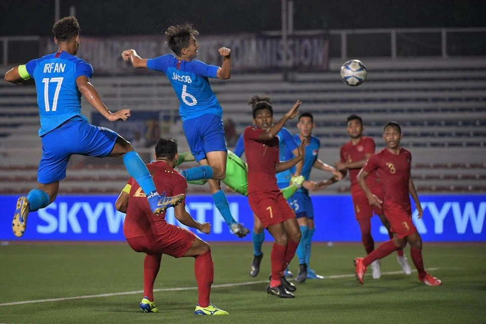 Jacob Mahler (tengah, jersi biru) melonjak tinggi namun tandukannya gagal menembusi gawang Indonesia dalam kekalahan Singapura 0-2 menentang Indonesia di Stadium Memorial Rizal malam ini. - Foto BH oleh MARK CHEONG