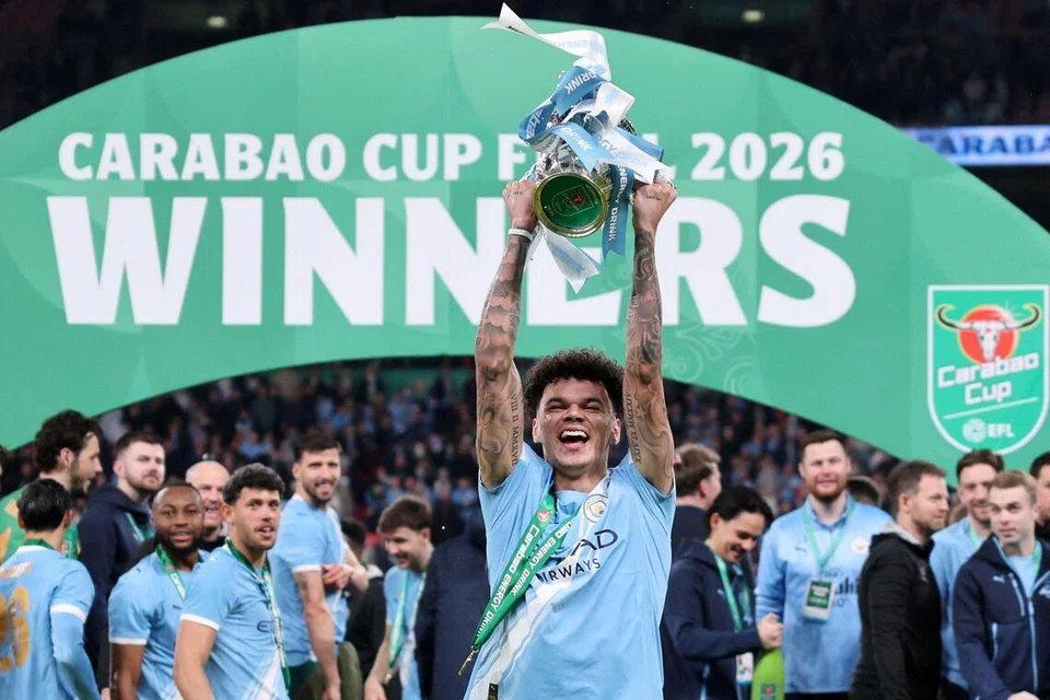 Pemain tengah Manchester City, Nico O’Reilly (tengah), menjulang piala kemenangan Piala Carabao selepas pasukan itu menang 2-0 ke atas Arsenal di Stadium Wembley, London, pada 22 Mac.