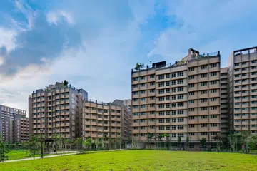 Garden Court @ Tengah, yang terdiri daripada 790 unit, termasuk flat fleksi dua bilik, flat tiga, empat dan lima bilik, telah dilancarkan pada November 2020, dan siap dibina pada September 2024.