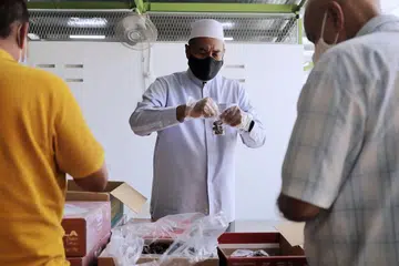 GOTONG-ROYONG TUNGGAK MASJID: Encik Allaudin Mohamed (tengah) berkata tanpa sukarelawan dan semangat gotong-royong, banyak kegiatan masjid tidak dapat dijalankan. Beliau sendiri telah menyumbang tenaga sebagai sukarelawan Masjid Khalid sejak zaman remajanya, dan berkhidmat sebagai pengerusi sejak sekitar 20 tahun lalu. - Foto BM oleh GAVIN FOO